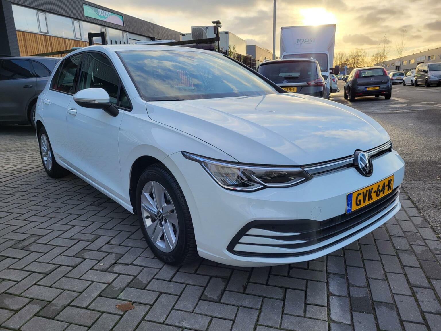 Volkswagen-Golf-8